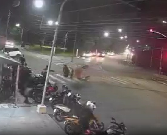 Cavalo com charrete causa acidentes e deixa pessoas feridas em cidade do litoral; VÍDEO