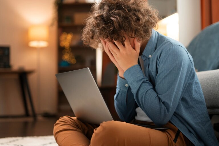 Chantagem com nudes: novo risco silencioso entre adolescentes