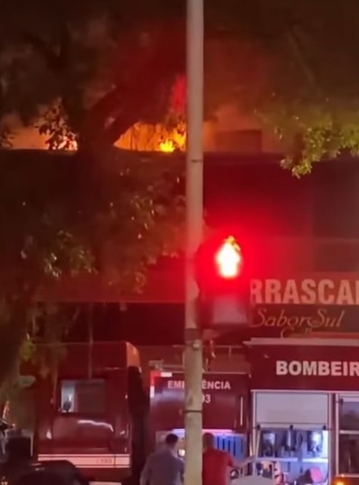 Churrascaria é atingida por incêndio no Embaré em Santos