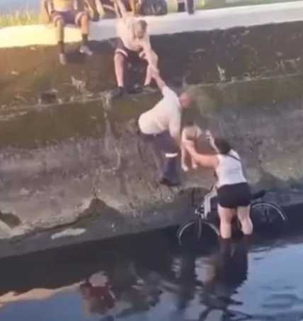 Ciclista cai em canal com as filhas pequenas e é resgatada por populares