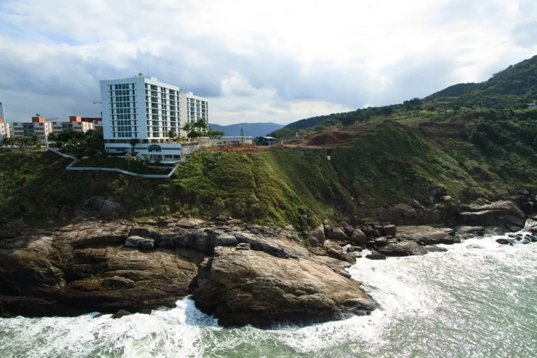 Homem morre após socorrer jovem que caiu no mar em cidade do litoral