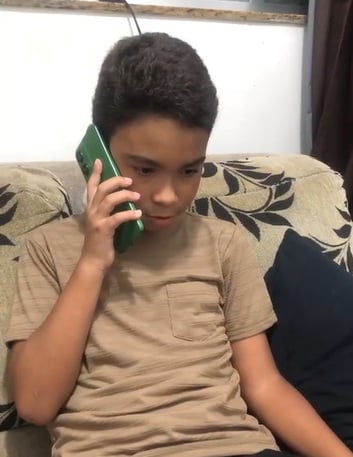 Criança de 10 anos liga para polícia e consegue salvar a vida da mãe por telefone