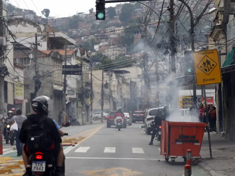 Durante operação policia contra o Comando Vermelho, bandidos ordenam fechamento de comércio e usam lixeiras incendiadas para bloquear a via na rua Itapiru, no Catumbi. Foto: Fernando Frazão/Agência Brasil