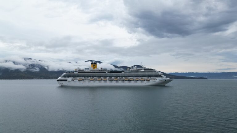 VÍDEO: Chegada de navio dá início à temporada de transatlânticos em Ilhabela