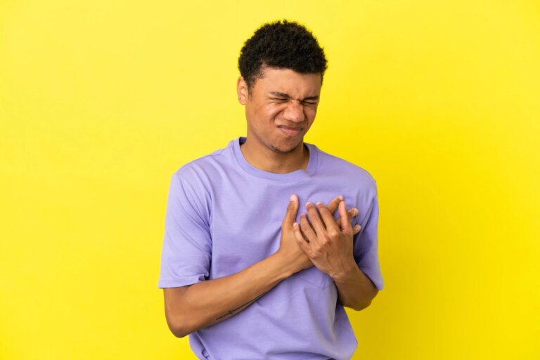 Dor no peito em jovens: quando se preocupar e quando pode ser ansiedade ou refluxo