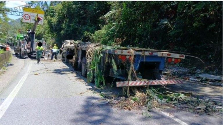Caminhoneiro fica preso nas ferragens após carreta entrar e pane e tombar na Anchieta