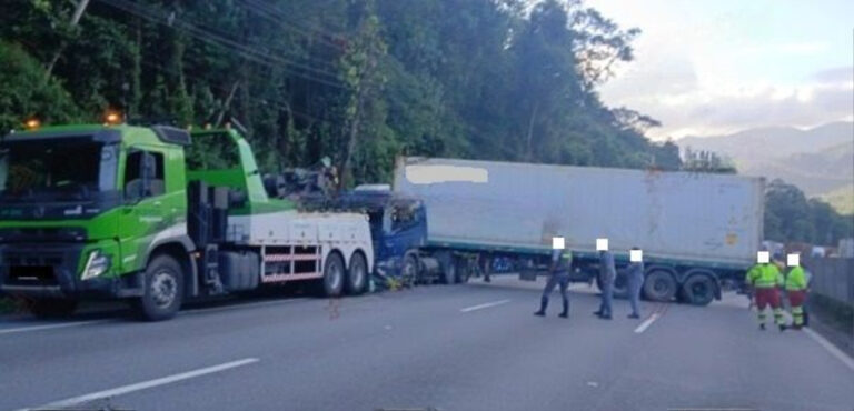Pane mecânica em carreta, deixa veículo em “L” e causa bloqueio em Rodovia
