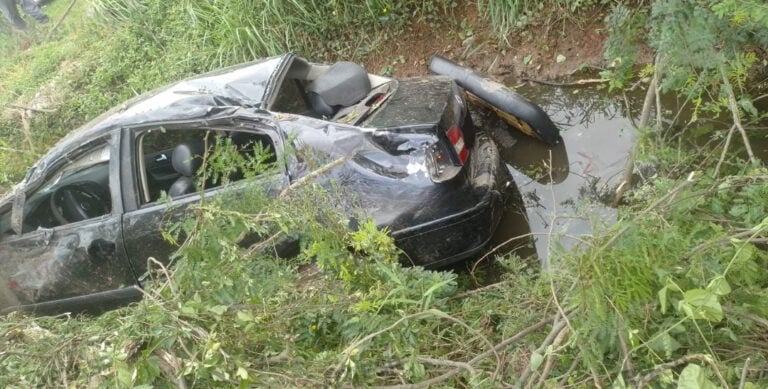 Motorista perde o controle do car, bate em mureta e capota o veículo em rodovia