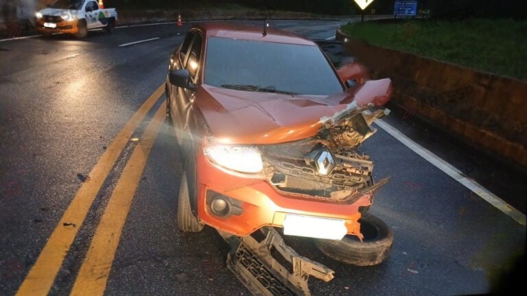 Colisão entre carros na Mogi-Bertioga deixa duas pessoas feridas