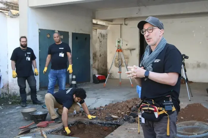 Escavações no antigo DOI-CODI revelam fragmentos da ditadura e reacendem debate sobre a memória