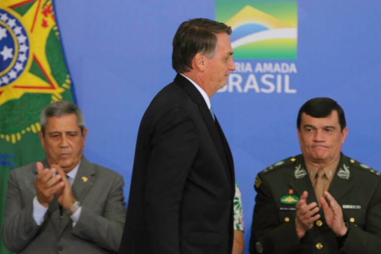 Ex-presidente Jair Bolsonaro é preso após tentar violar tornolezeira
