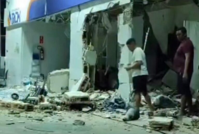 Segundo a Polícia Militar, um grupo de cinco assaltantes cometeu o crime por volta das 1h30 desta sexta-feira (28)