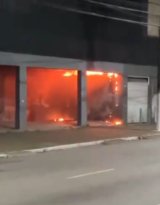 Incêndio atinge galpão abandonado em Praia Grande; VÍDEO