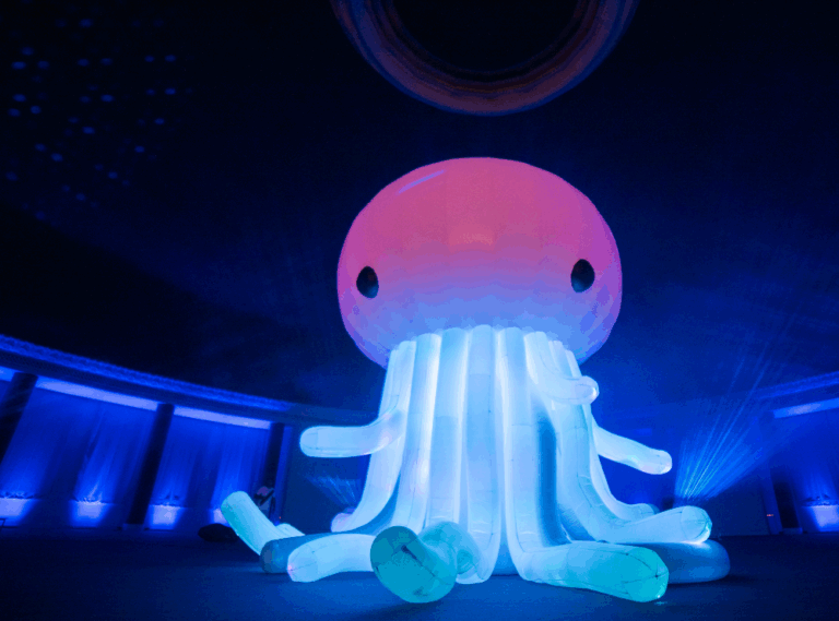 Instalação sensorial “Siga Flutuando”, de Felipe Flip, chega ao POW Festival 2025 com uma experiência única de arte e inclusão