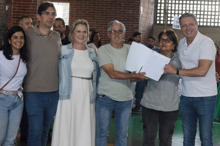Emoção marca entrega de matrícula de imóveis para famílias de morro de Santos