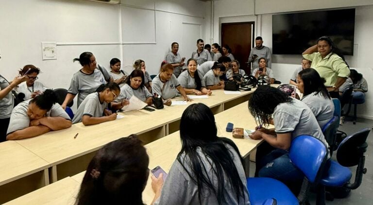 Funcionários terceirizados protestam por atraso nos salários em Araçatuba