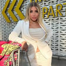 Influenciadora dona de perfil de fofocas é presa por desacato na Praia Grande