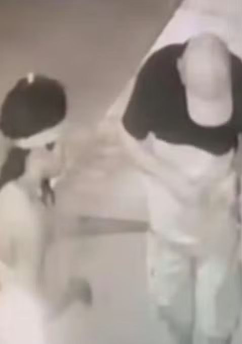 Idoso é encontrado morto e câmeras de monitoramento flagram suspeito antes do crime; VÍDEO