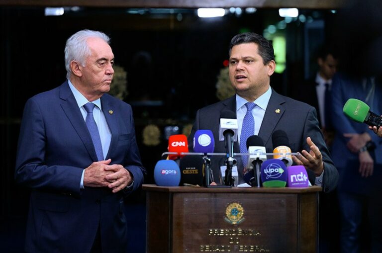 Otto Alencar e Davi Alcolumbre falaram com a imprensa durante intervaldo da sessão plenária | Foto: Marcos Oliveira/Agência Senado