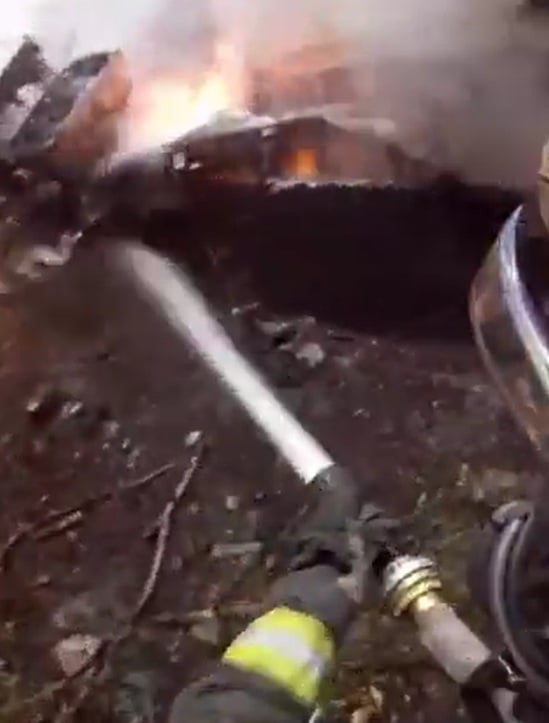 Câmera em uniforme de bombeiro mostra detalhes de combate ao fogo após colisão na Anchieta; VÍDEO