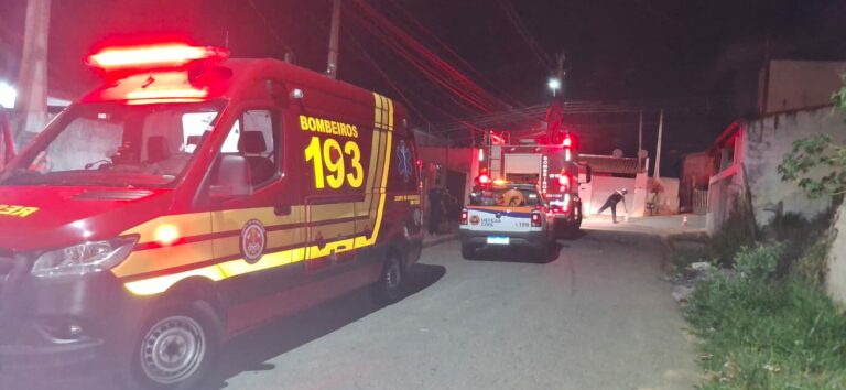 Bombeiros combatem incêndio e retiram idoso de área de risco em Taubaté