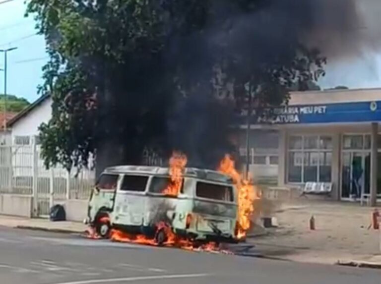 Kombi da Prefeitura de Araçatuba é destruída por incêndio
