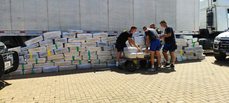 Polícia prende homem com 1,7 tonelada de maconha em caminhão