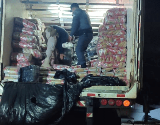 PM apreende quase 2 toneladas de maconha em carga de macarrão