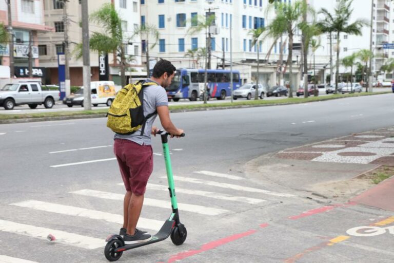 Patinetes, ferry boat e novas regras tentam aliviar o trânsito no litoral paulista