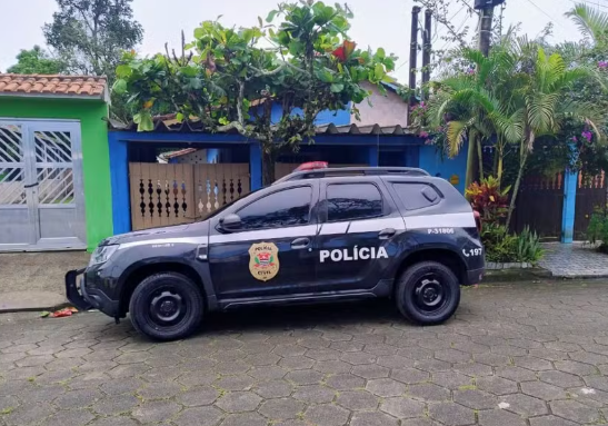 Mulher é baleada por policial penal aposentado com quem tinha caso; suspeito está foragido