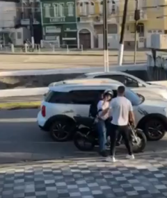Homem agride e arrasta motociclista após colisão em Santos; VÍDEO