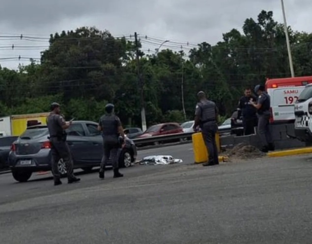 Acidente entre carro e moto na entrada de Praia Grande deixa uma vítima