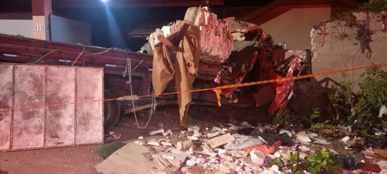 Caminhão colide com muro e deixa três pessoas presas às ferragens em Campos do Jordão