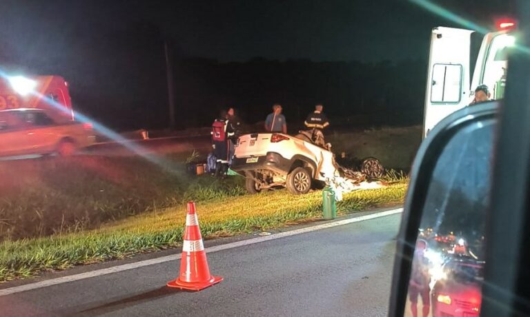 Duas pessoas morreram em acidente com três veículos na Rodovia Zeferino Vaz
