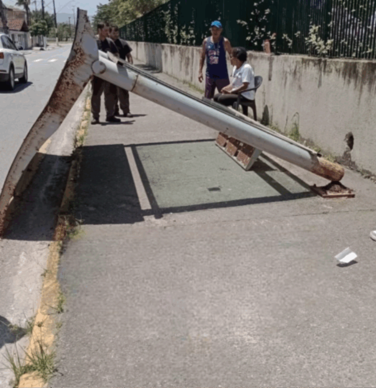 Ponto de ônibus cai e deixa pessoas feridas na Praia Grande