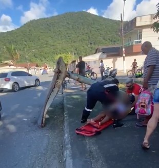 Ponto de ônibus cai e deixa criança ferida na Praia Grande; VÍDEO