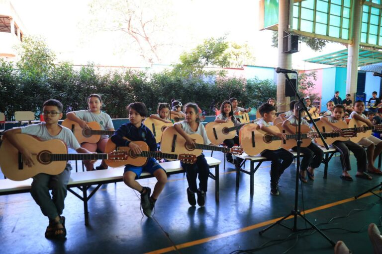 Conheça o projeto que reuniu mais de 500 alunos da rede municipal no palco do Theatro Pedro II