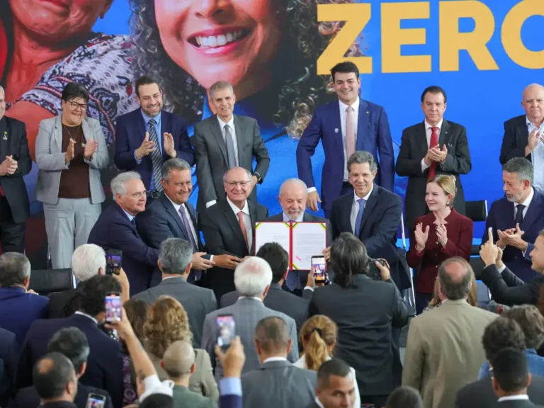 O presidente Luiz Inácio Lula da Silva sanciona a lei que amplia a faixa de isenção do Imposto de Renda Pessoa Física para quem ganha até R$ 5 mil por mês e estabelece descontos para rendas de até R$ 7.350 mensais. Foto: Fabio Rodrigues-Pozzebom/ Agência Brasil