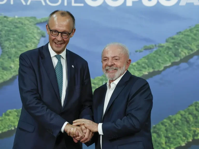 Presidente Luiz Inácio Lula da Silva (d) recebe o primeiro-ministro da Alemanha, Friedrich Merz | Foto: Tânia Rêgo/Agência Brasil