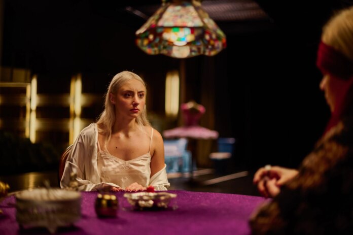 Renata Schneider lança segundo single e faz pocket show em SP