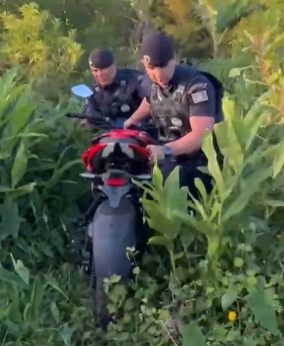 Adolescente é apreendido em área de mata no Guarujá desmontando moto roubada