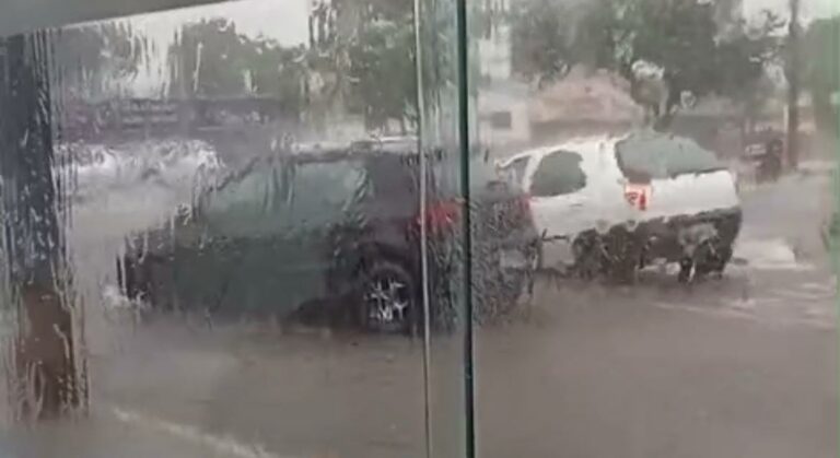 Veículos afundam em buraco durante temporal em Araçatuba