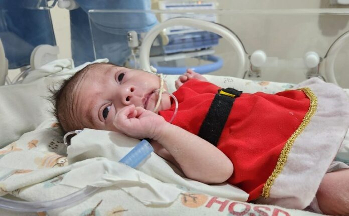 Bebês internados foram vestidos com roupinhas temáticas natalinas pela equipe de enfermagem