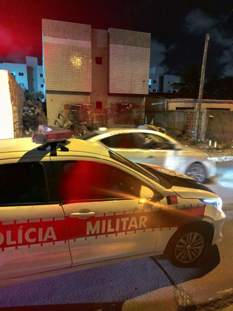 Testemunhas relataram que cerca de cinco disparos foram efetuados por três homens em um carro preto, que fugiram em seguida