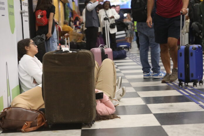 Os fortes ventos que atingiram a capital paulista, na quarta (10), causaram grande transtorno no aeroporto de Congonhas, zona sul de São Paulo | Foto: Renato S. Cerqueira/Ato Press/Folhapress