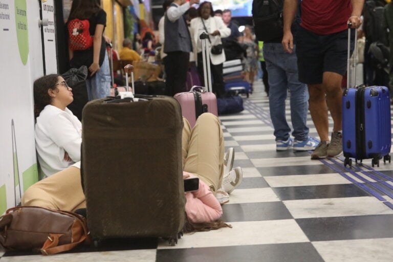 Os fortes ventos que atingiram a capital paulista, na quarta (10), causaram grande transtorno no aeroporto de Congonhas, zona sul de São Paulo | Foto: Renato S. Cerqueira/Ato Press/Folhapress