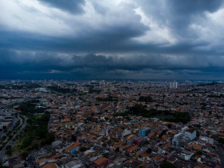 Nuvens carregadas, antecipando chuva, para a região de São Mateus, zona leste de São Paulo | Foto: Edi Sousa/Ato Press/Folhapress