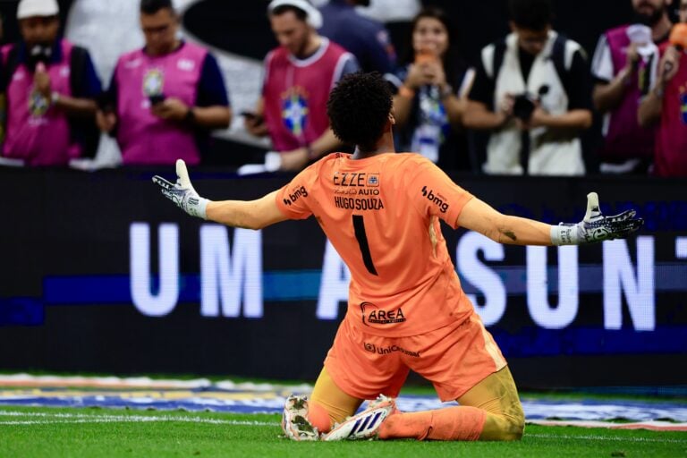 Hugo Souza goleiro do Corinthians durante partida contra o Cruzeiro no estádio Arena Corinthians pela Copa Do Brasil 2025 | Foto: Marcello Zambrana/AGIF/Folhapress