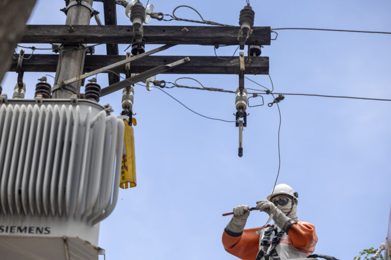 Carro da Enel chega para realizar a religação da energia elétrica em prédio na Mooca, zona leste da capital, que ficou seis dias sem luz desde terça-feira (10) | Foto: Danilo Verpa/Folhapress