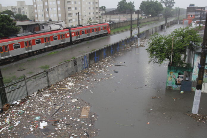 Durante a chuva, ruas próximas à Estação Jd. Helena ficaram alagadas, dificultando a circulação de veículos e pedestres na tarde desta terça-feira | Foto: Cristiano M Silva/Código 19/Folhapress